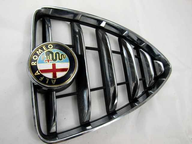 Alfa Romeo stemma fregio in plastica d’epoca per mascherina anteriore
